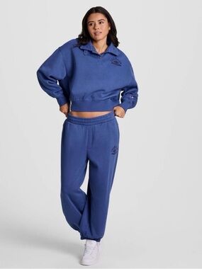 Champion Phys Ed Cropped Baggy Women’s Sweatpant in Blue